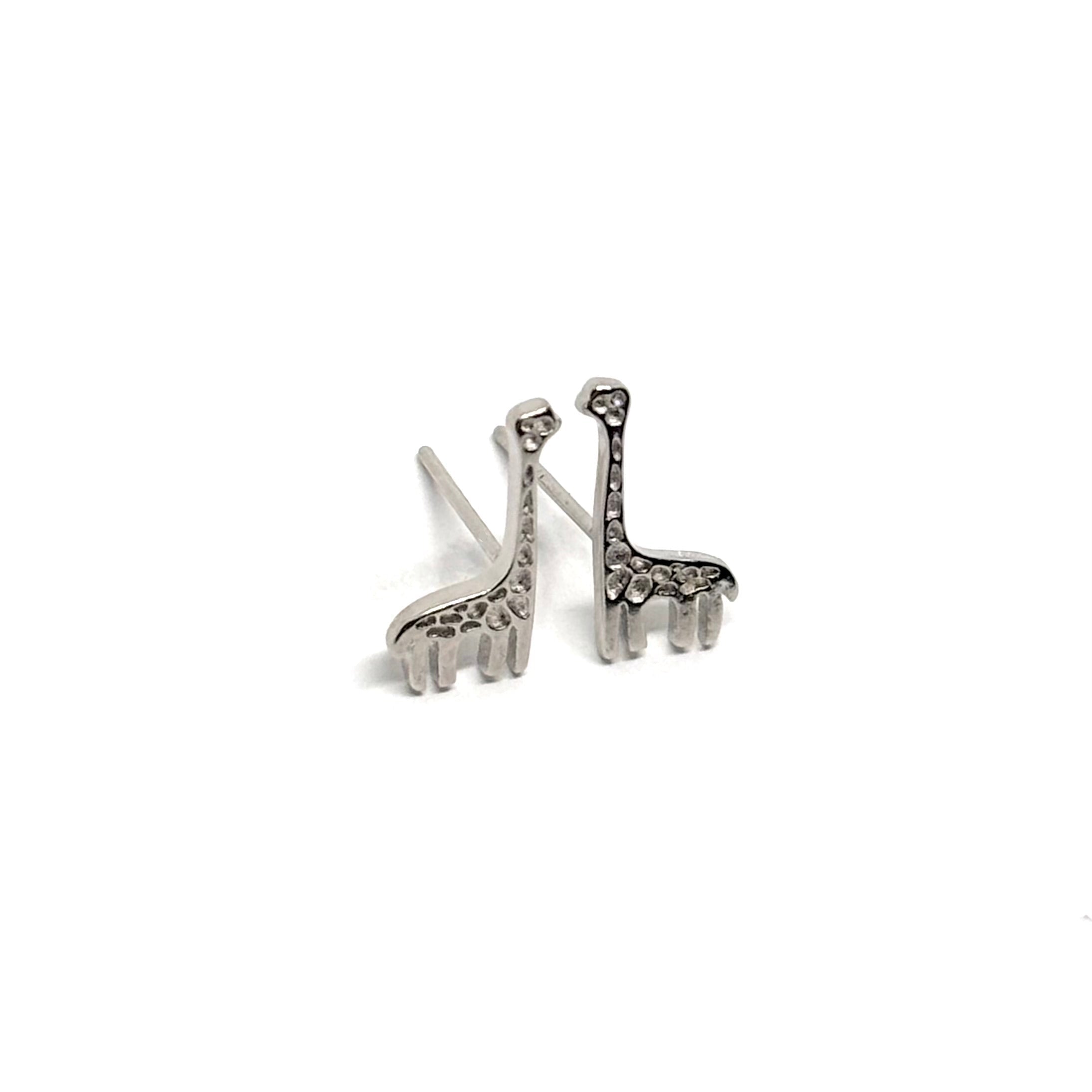 Boucles d’oreilles puces femme en argent 925 représentant de petites girafes raffinées, symbole de grâce et d’élégance. Bijou original et plein de charme, idéal pour un style unique et ludique. L’argent massif offre une brillance durable et une qualité haut de gamme, parfait pour un usage quotidien ou comme cadeau symbolique et raffiné